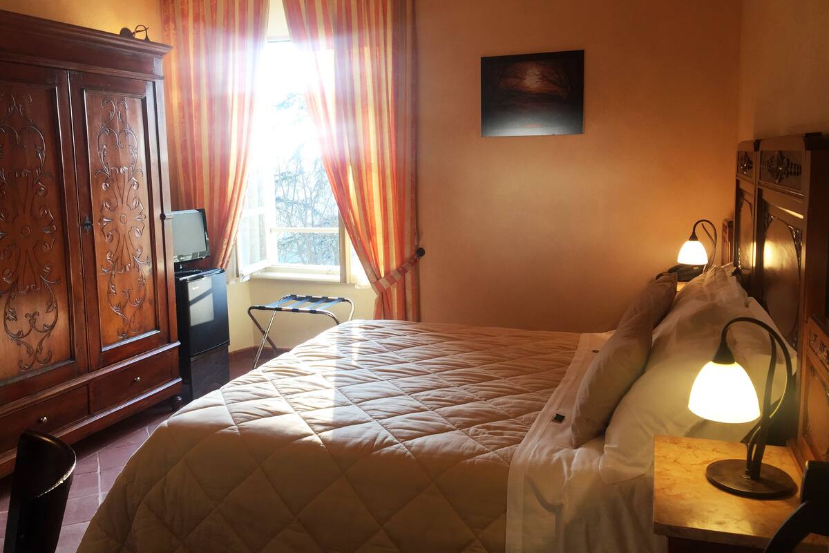 Habitació doble estàndard, accessible, vistes al turó | Minibar, caixa forta a l'habitació, escriptori i wifi gratuïta