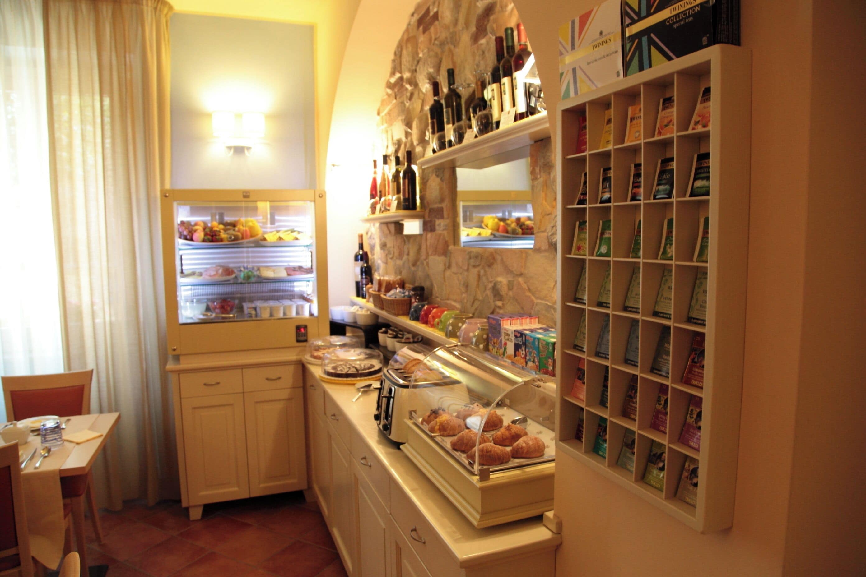 Daily continental breakfast (EUR 15 per person)