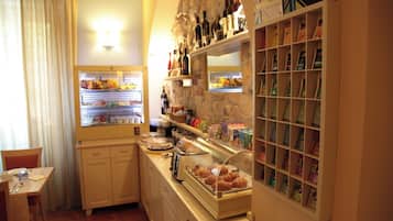 Daily continental breakfast (EUR 15 per person)