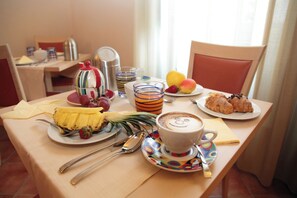 Sarapan Eropah setiap hari (EUR 15 seorang) 