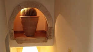 Een trap met een kamerplantcactus, een lamp en een spiegel.