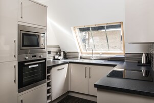 Frigorífico, microondas, horno y placa de cocina