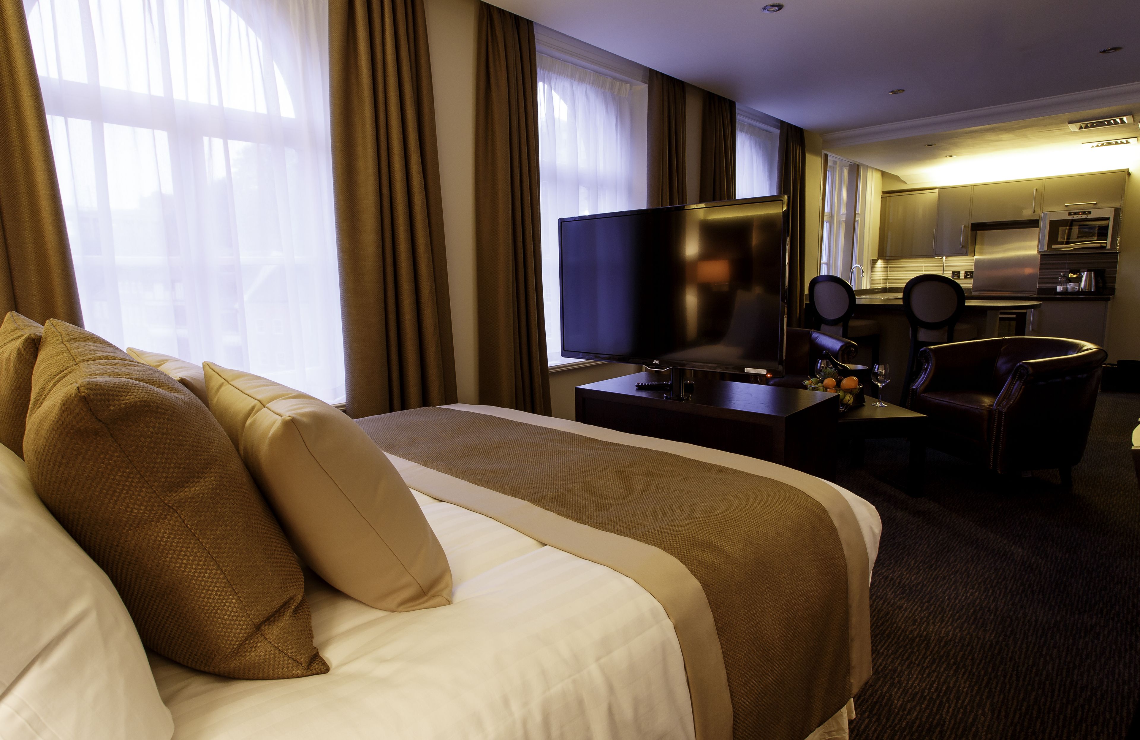 Luxury Apartment, 1 Queen Bed | Desk, laptop workspace, soundproofing, iron/ironing board