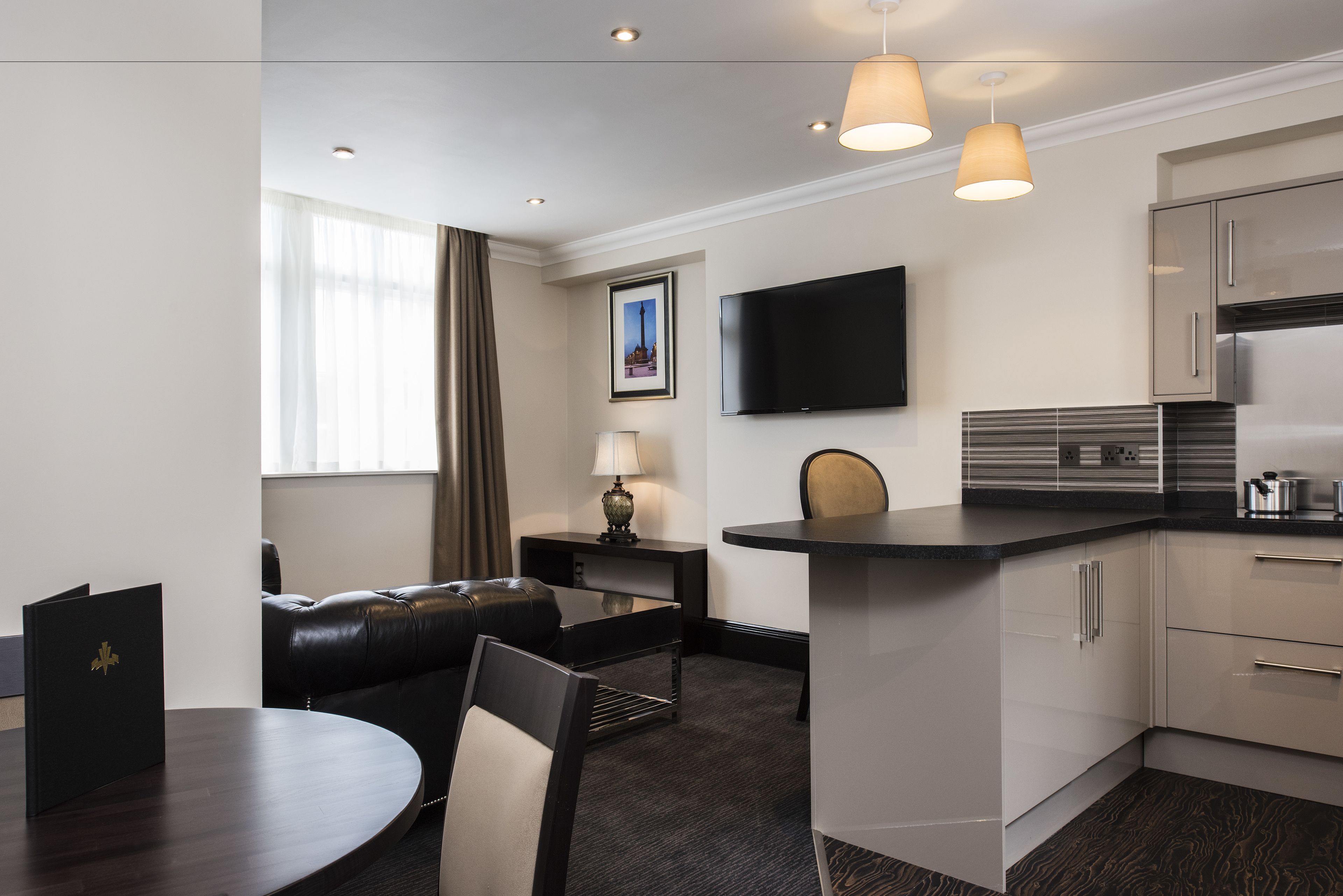 Luxury-Apartment, 2 Doppelbetten | Schreibtisch, laptopgeeigneter Arbeitsplatz, schallisolierte Zimmer
