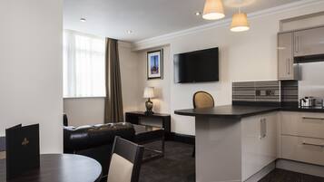 Luxury-Apartment, 2 Doppelbetten | Schreibtisch, laptopgeeigneter Arbeitsplatz, schallisolierte Zimmer