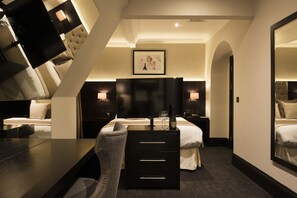 Luxury-Penthouse, 2 Doppelbetten | Schreibtisch, laptopgeeigneter Arbeitsplatz, schallisolierte Zimmer