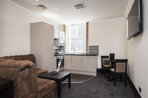 Fridge, microwave, oven, stovetop - The Vermont ApartHotel (Newcastle-upon-Tyne)