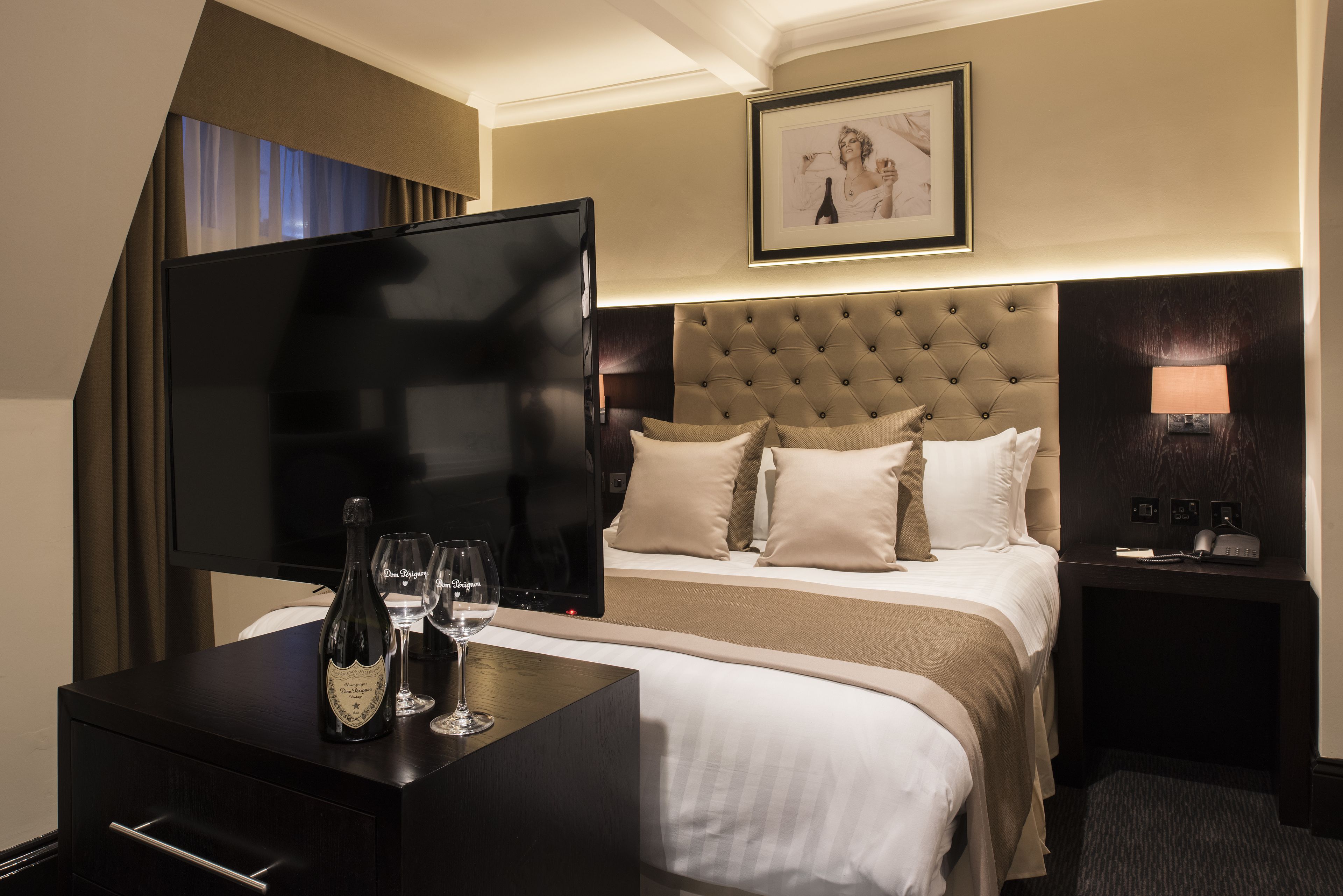 Luxury Apartment, 2 Double Beds | Desk, laptop workspace, soundproofing, iron/ironing board