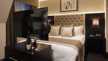 Luxury Apartment, 2 Double Beds | Desk, laptop workspace, soundproofing, iron/ironing board