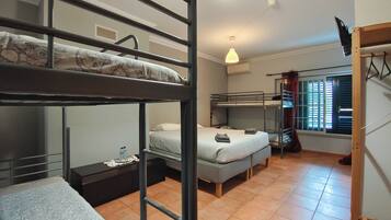 Familien-Vierbettzimmer | Kostenloses WLAN, Bettwäsche