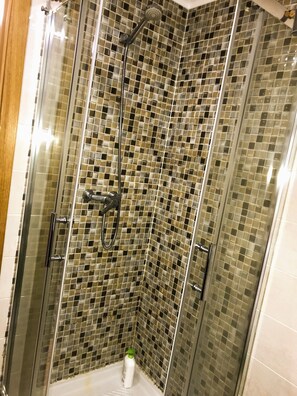 Habitación triple familiar, baño privado, en el área del patio | Baño | Amenidades de baño gratuitas, secadora de cabello, toallas, jabón 