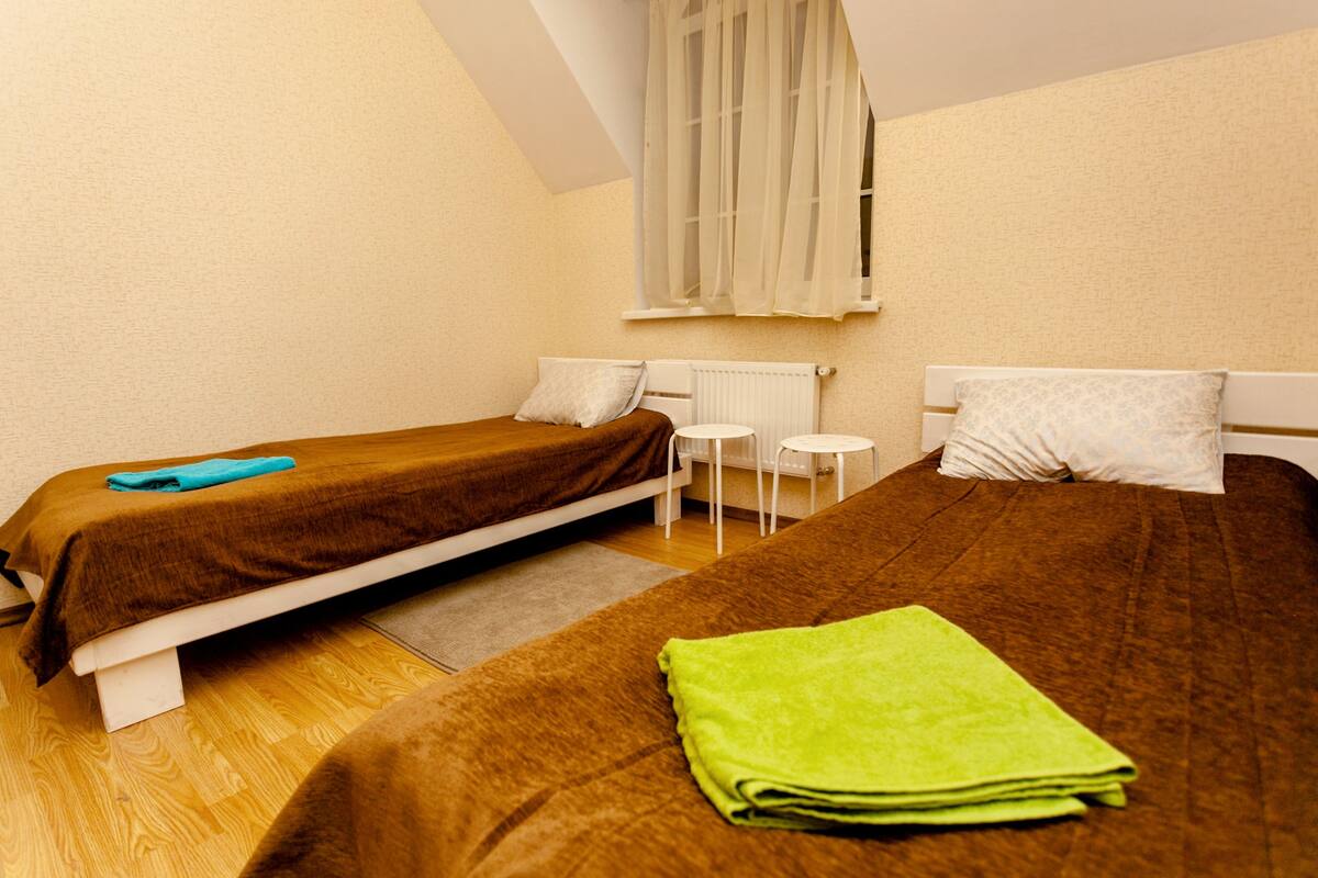 Chambre Standard avec lits jumeaux | Bureau, fer et planche à repasser, lits pliants/supplémentaires