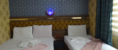 Habitación triple estándar | Ropa de cama de alta calidad, minibar, escritorio y insonorización