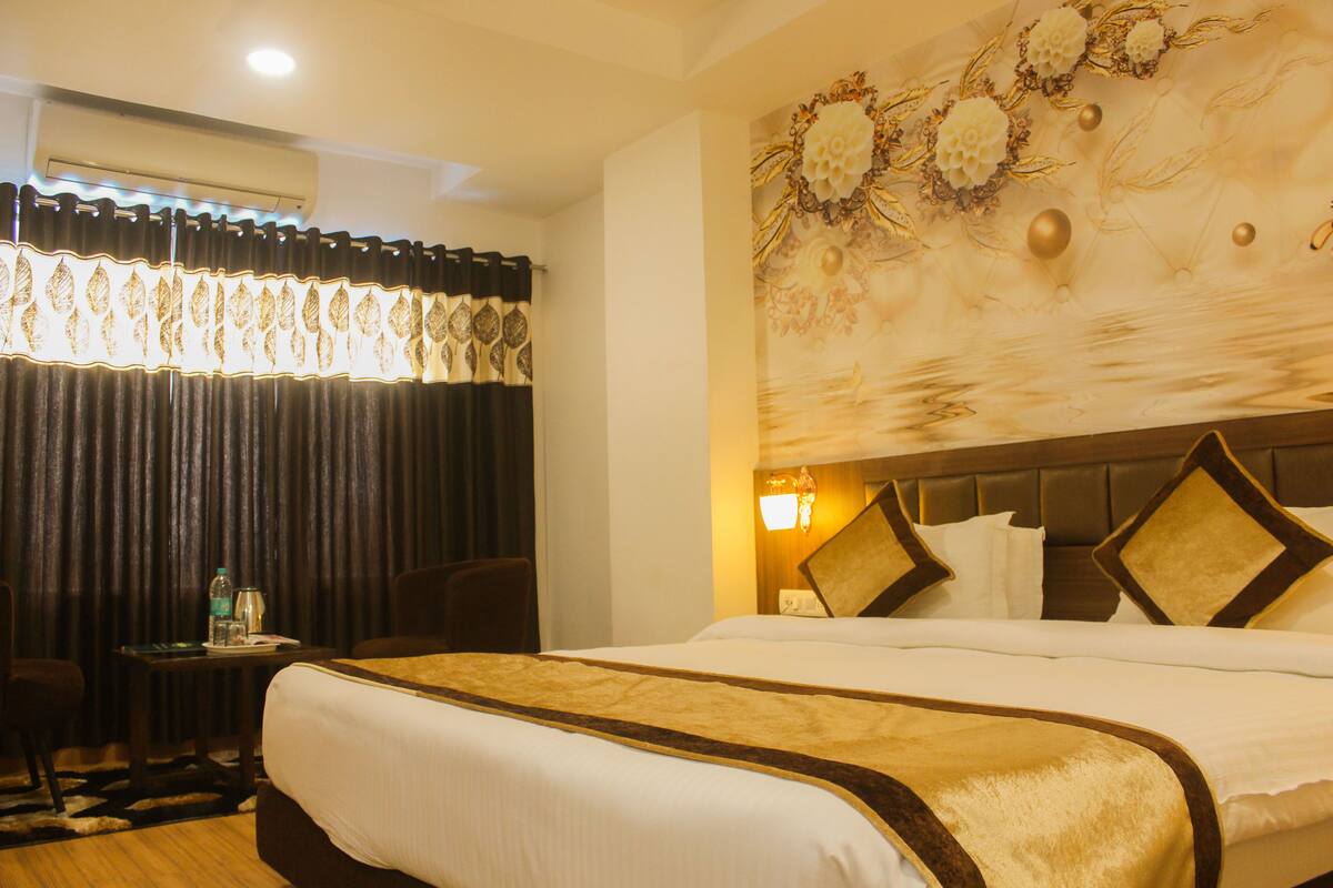 Club Room With Pool View | Garden view