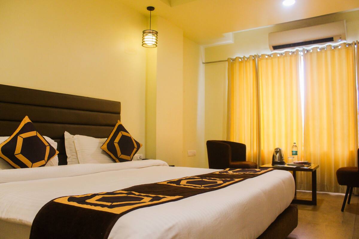 Royal Club Room With River View | Living room | Flat-screen TV