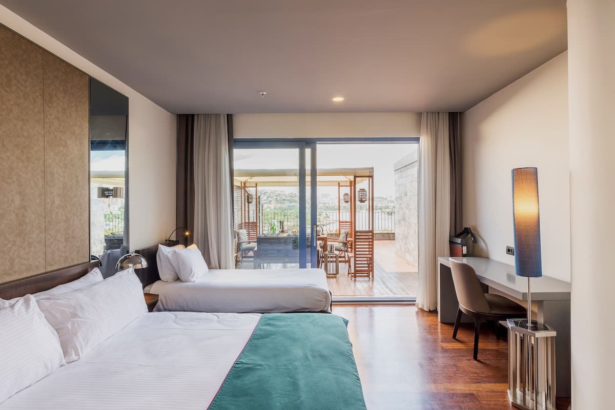 Deluxe Double Room, 1 Bedroom, Sea View | Premium bedding, minibar, in-room safe, desk