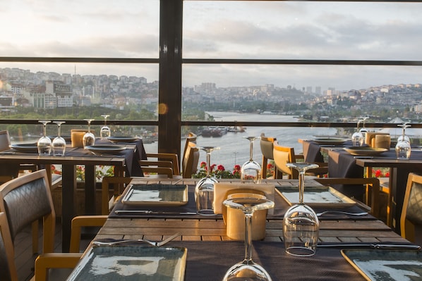 2 restaurants, breakfast, lunch, dinner served; international cuisine - Terrace Suites Istanbul (Istanbul)
