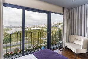 أغطية فراش متميزة وميني بار وخزنة داخل الغرفة ومكتب