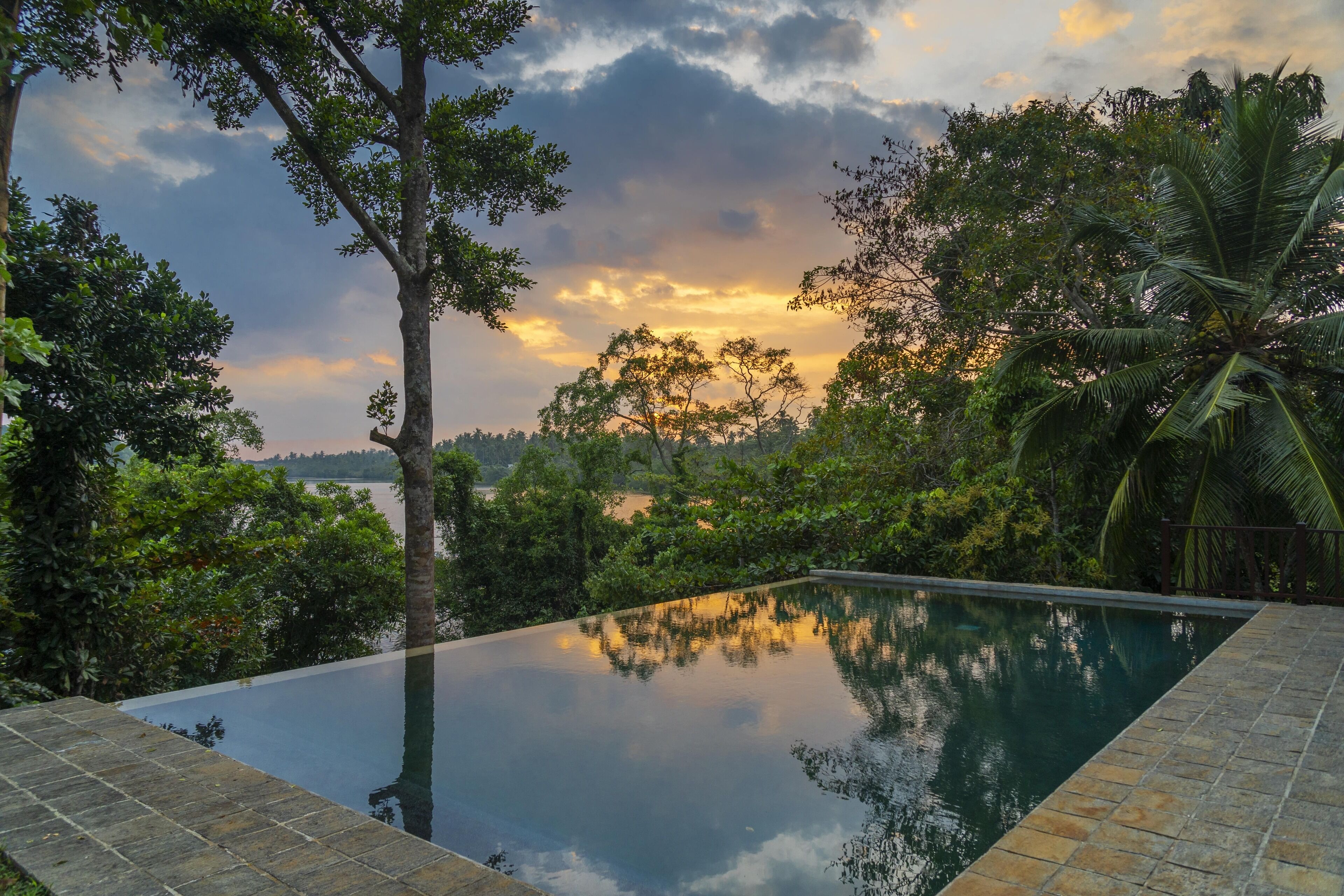 室外游泳池，池畔遮阳伞，日光浴躺椅