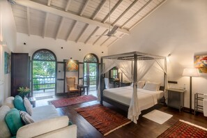 Ropa de cama de alta calidad y caja de seguridad en la habitación 