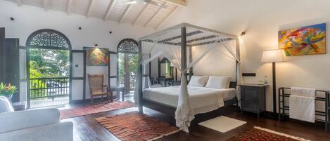 Premium bedding, in-room safe, free WiFi