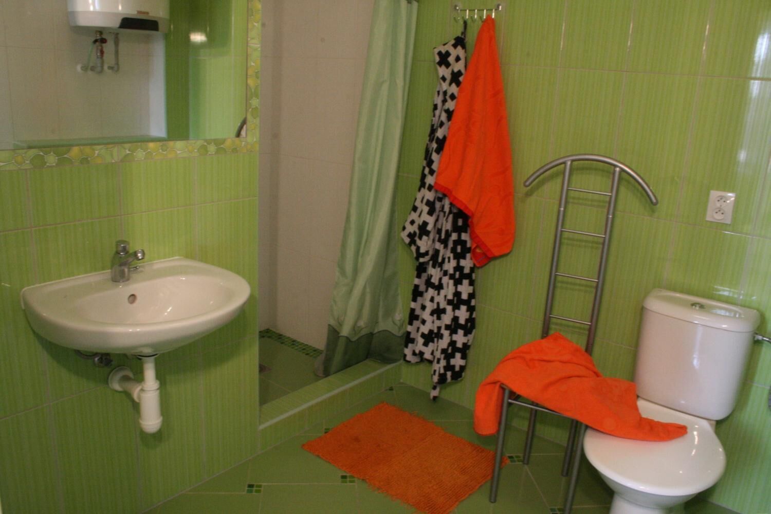 Ein Badezimmer mit Waschbecken, Toilette und Dusche.