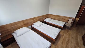 Habitación triple estándar, 3 camas individuales, para no fumadores, baño en la habitación | Ropa de cama hipoalergénica y tabla de planchar con plancha