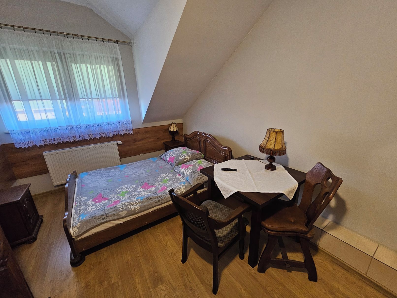 Un dormitorio con una cama, un escritorio y una silla.