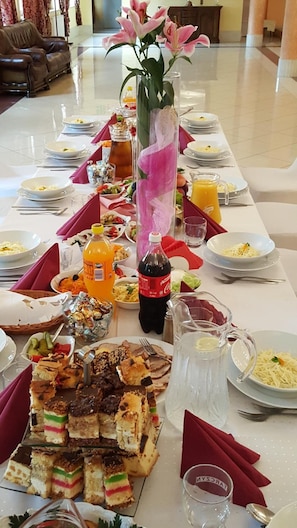 Se sirven desayunos, almuerzos y cenas