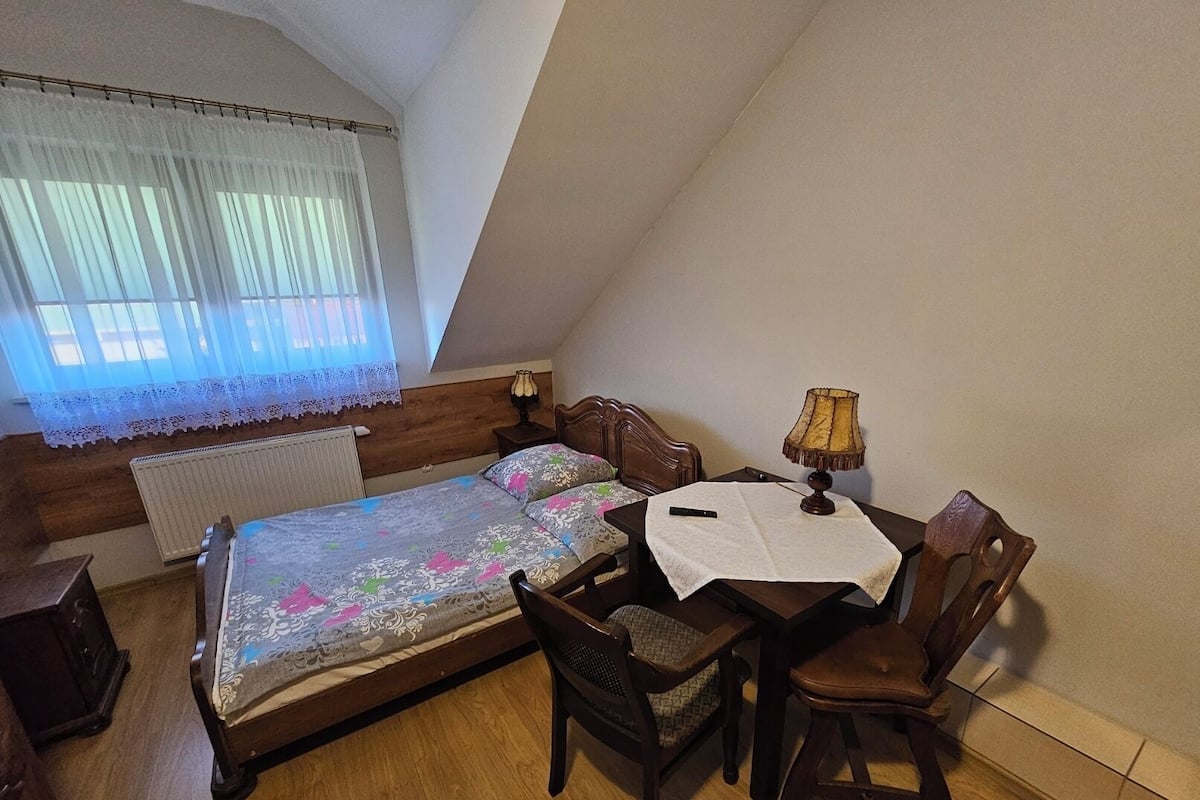 Une chambre à coucher avec un lit, un bureau et une chaise.