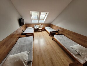 Basic Triple Room | Hypo-allergenic bedding, iron/ironing board, free WiFi, bed sheets - Złota Róża (Sedziszow)