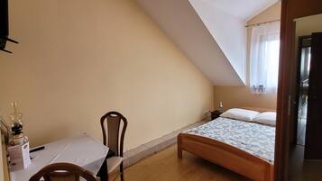 Standard-huone, tupakointi kielletty, oma kylpyhuone | Allergiatestatut vuodevaatteet, silitysrauta/-lauta, ilmainen Wi-Fi