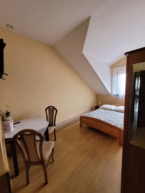 Standard Room, Non Smoking, Private Bathroom | Hypo-allergenic bedding, iron/ironing board, free WiFi, bed sheets - Złota Róża (Sedziszow)