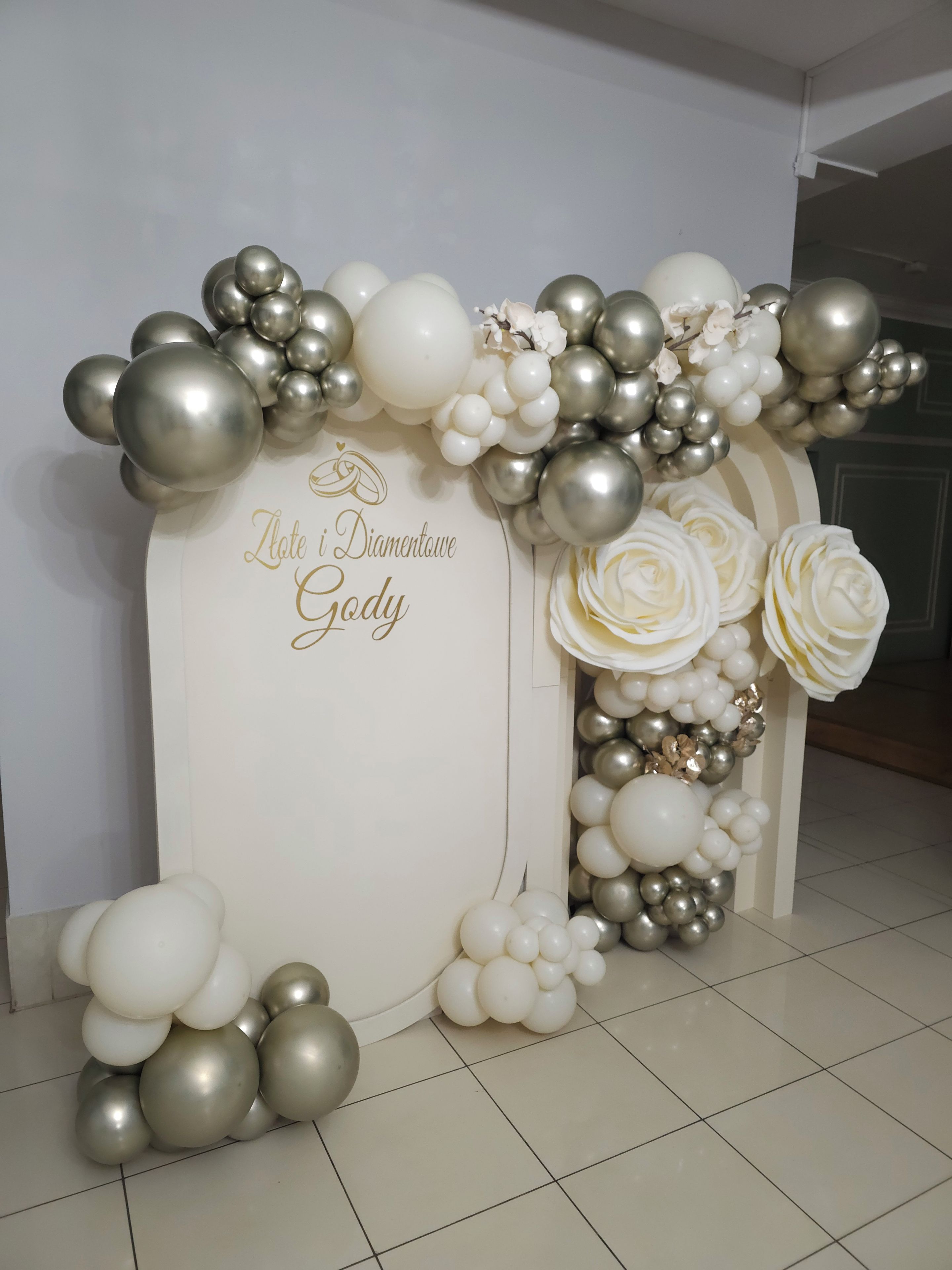 A decorative archway with balloons and a sign that reads 'Zolei Diamantove Gody.'