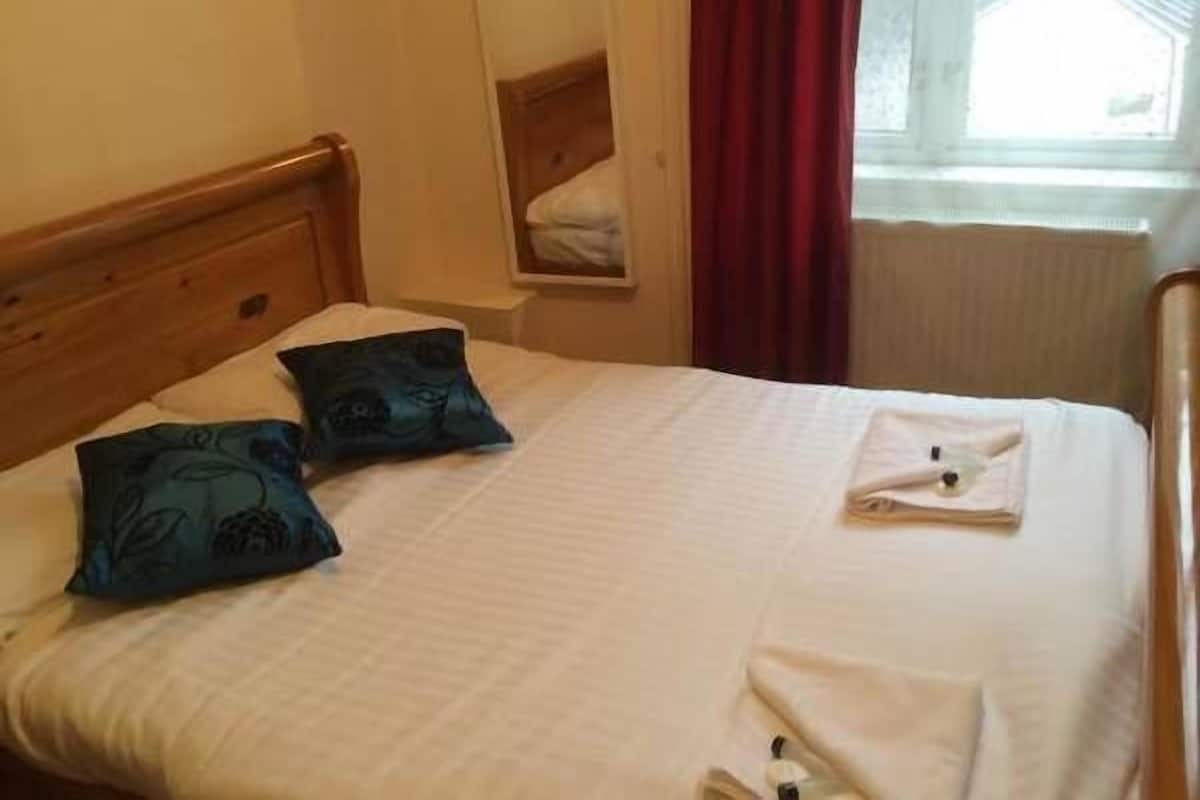 Apartment, 3 Bedrooms | Iron/ironing board, free WiFi