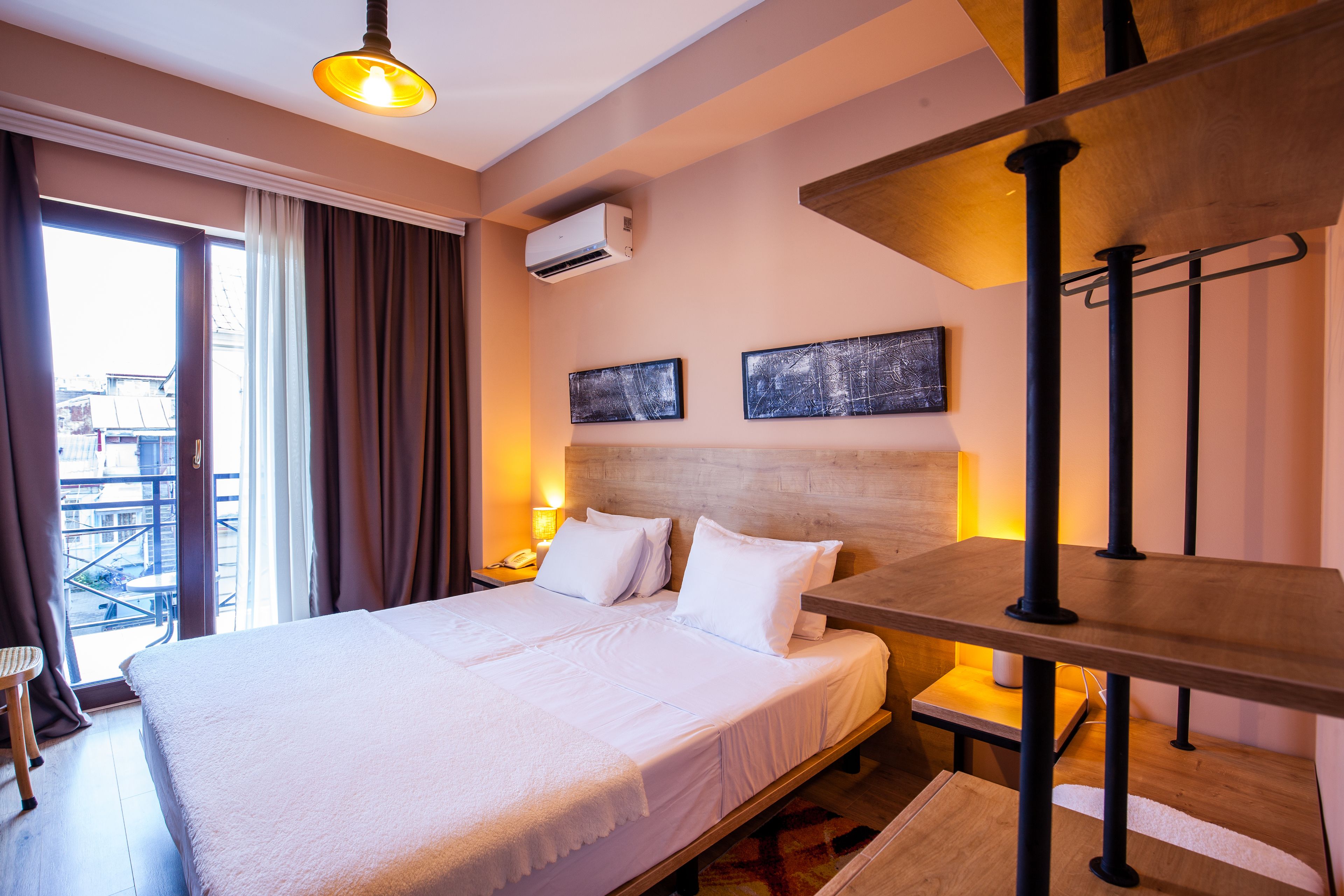 Minibar, bureau, rideaux occultants, fer et planche à repasser