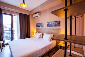 Minibar, desk, blackout curtains, iron/ironing board - Hotel N16 (Batumi)