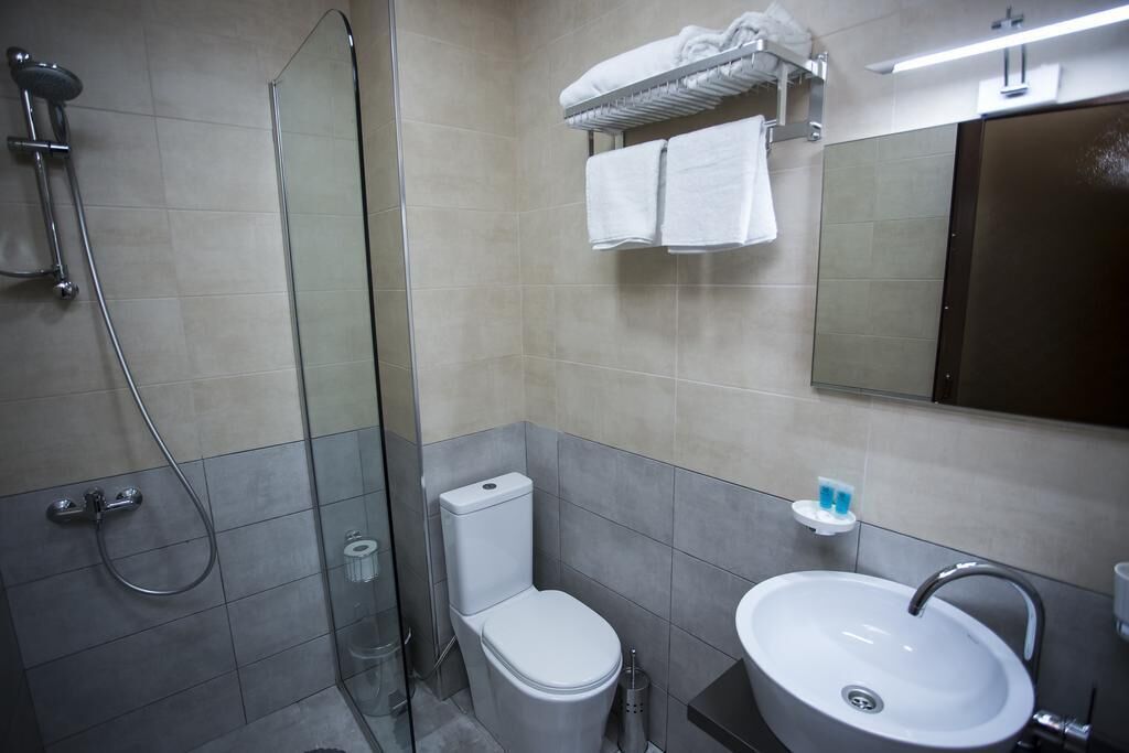 comfort suite, terrace | bathroom | shower, free toiletries, hair dryer, bathrobes