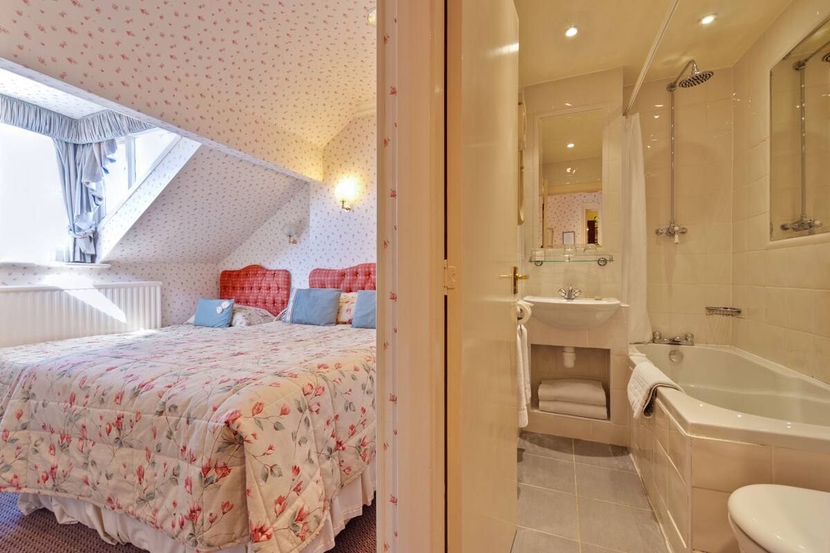 Small Family Room | Minibar, Bügeleisen/Bügelbrett, kostenloses WLAN