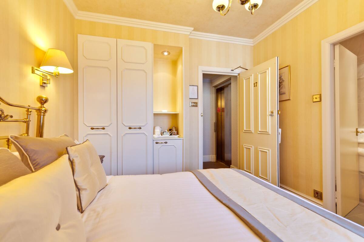 Standard Double Room, Shower | Minibar, Bügeleisen/Bügelbrett, kostenloses WLAN