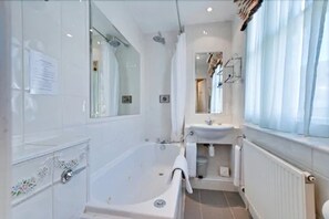 King/Twin Room | Bagno | Set di cortesia gratuito, asciugamani