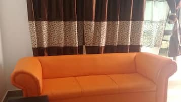 Family Apartment, 2 Bedrooms, Kitchen | Ruang tamu | TV