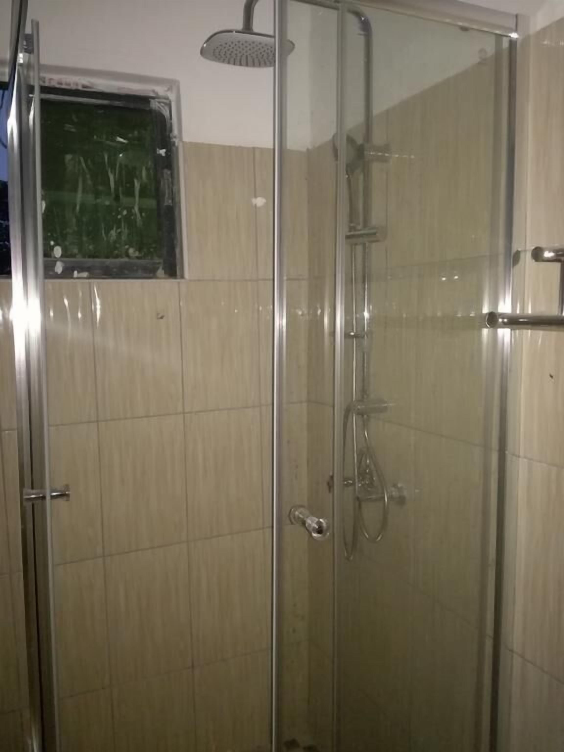 Family Apartment, 2 Bedrooms, Kitchen | Bathroom shower