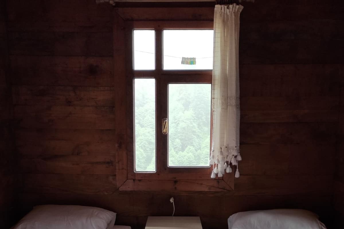 Habitación básica con 2 camas individuales | Wifi gratis y ropa de cama
