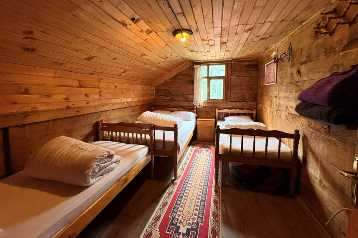 Eenvoudige vierpersoonskamer | Luxe beddengoed, gratis wifi, beddengoed