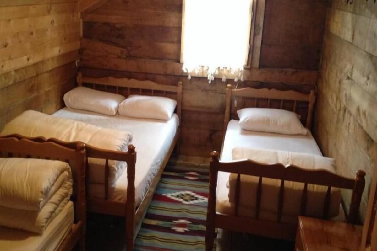 Habitación cuádruple básica | Wifi gratis y ropa de cama