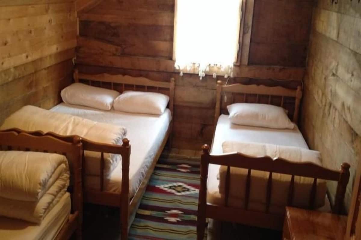 Habitación cuádruple básica | Wifi gratis y ropa de cama
