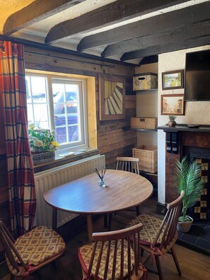 Muebles diferentes, escritorio y tabla de planchar con plancha 