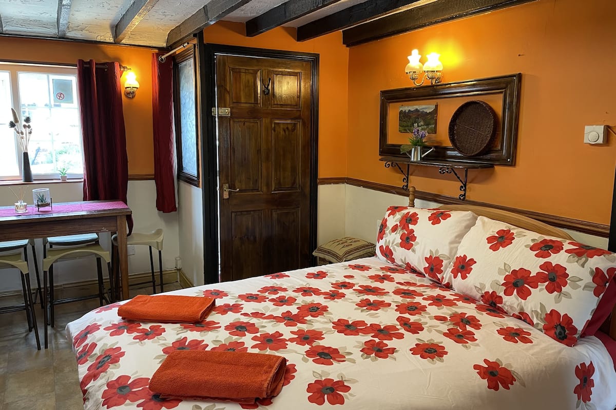 1 slaapkamer, individueel gemeubileerd, een bureau