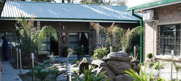 Property grounds - Queness Inn (Maun)